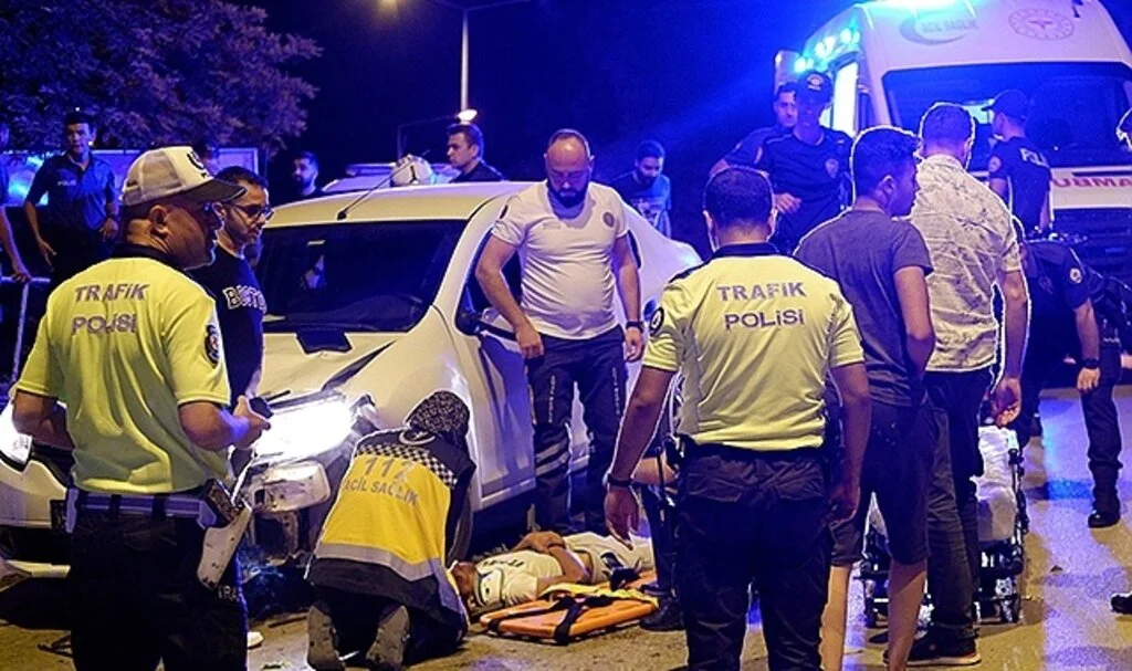 Ehliyetsiz sürücü ﻿uygulamadan kaçarken ters yöne girip kaza yaptı: 2 yaralı