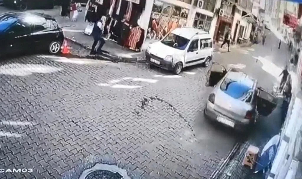 El freni çekilmeden park edilen otomobil rampa aşağıya böyle gitti