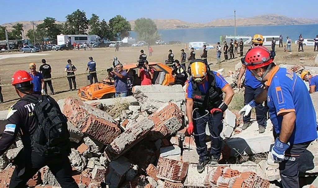 Elazığ’da 345 personelin katıldığı deprem ve yangın tatbikatı nefes kesti