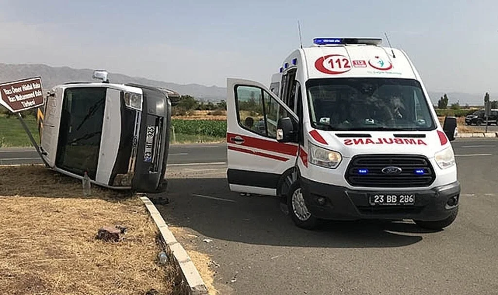 Elazığ’da minibüs ile hafif ticari araç çarpıştı: 3 yaralı