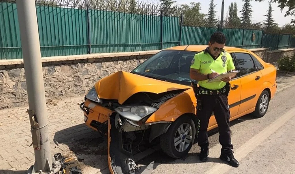 Elazığ’da otomobil direğe çarptı: 1 yaralı