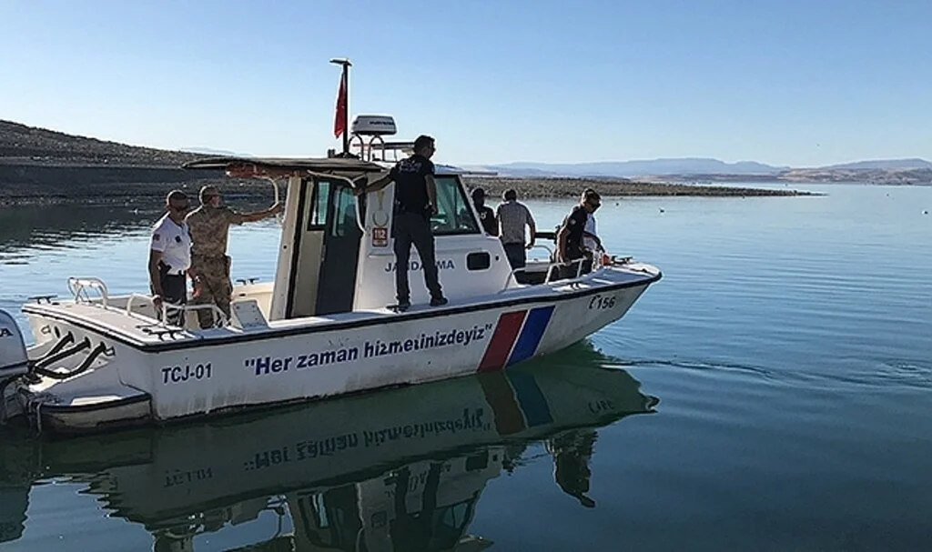 Elazığ’da tekneyle birlikte suda kaybolan şahsı arama çalışmaları sürüyor
