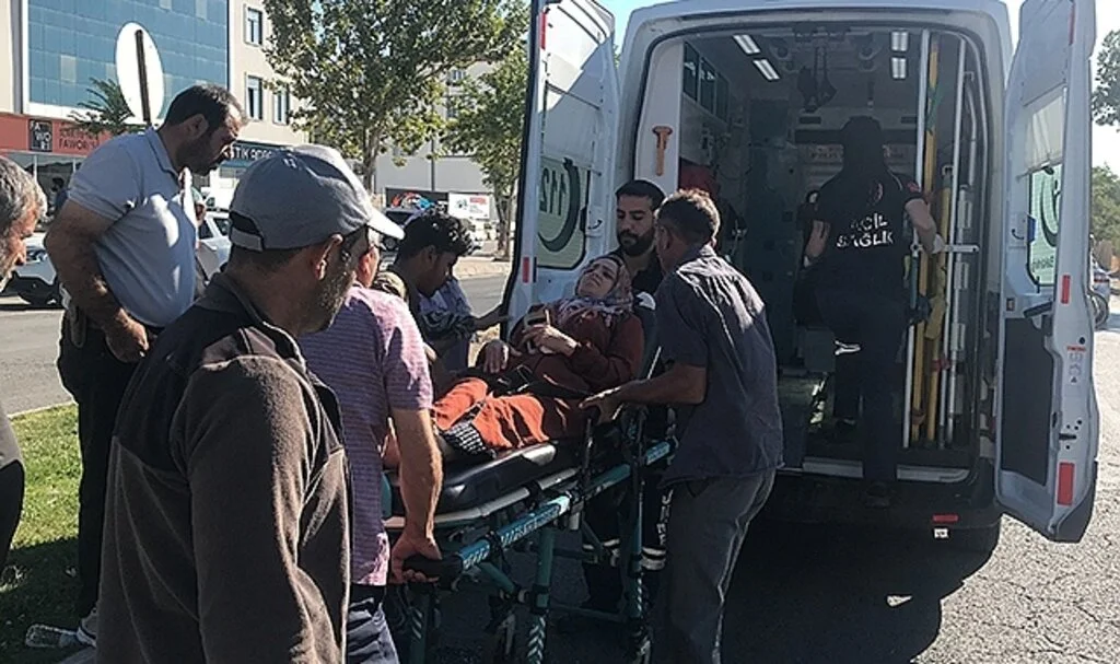 Elazığ’da yolun karşısına geçen kadına çarpan sürücü kaçtı