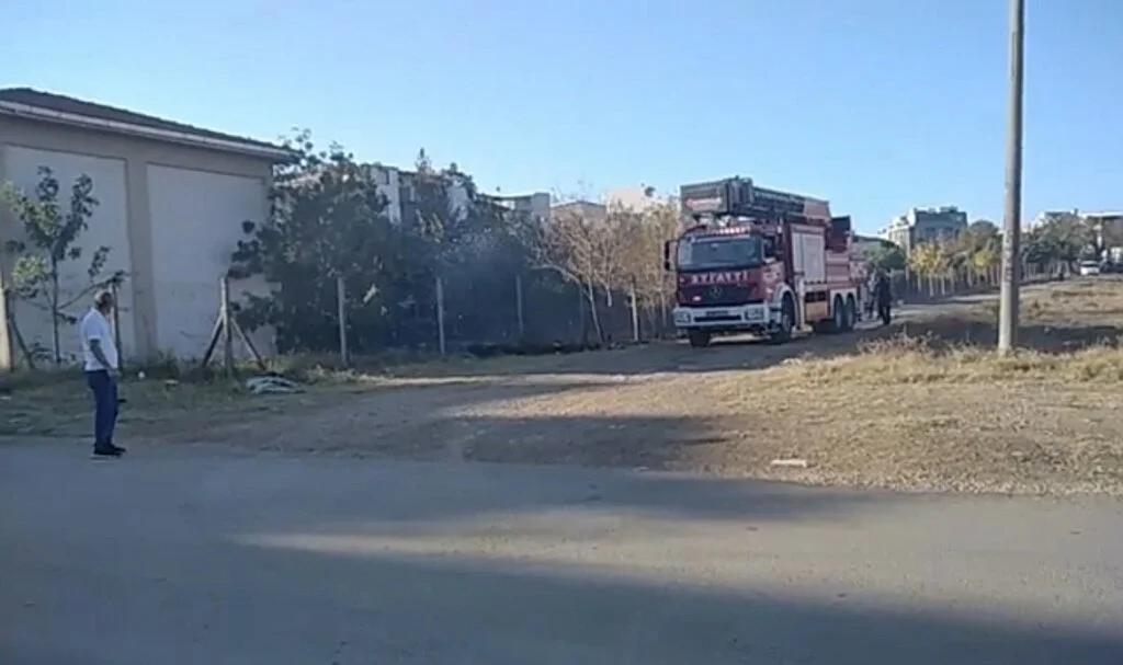 Elektrik trafosunun yanındaki yangın yürekleri ağza getirdi
