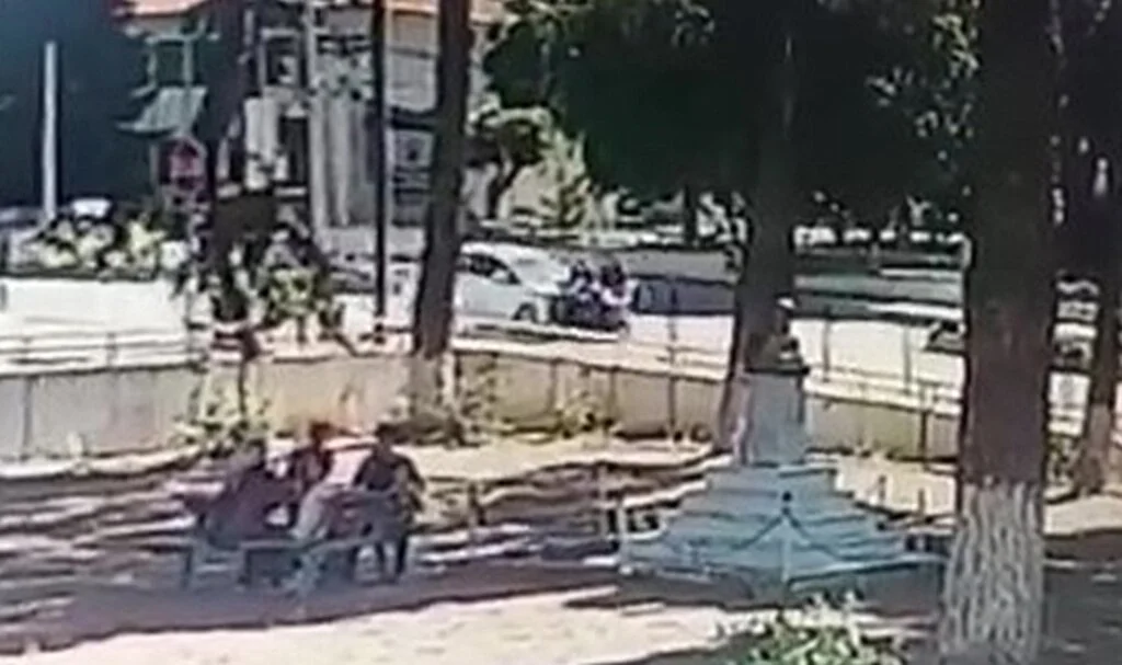 Elektrikli bisikletteki 2 kişinin yaralandığı kaza anının görüntüleri ortaya çıktı
