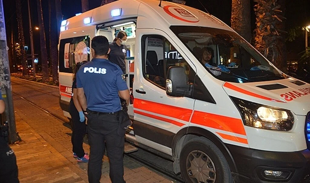  Elektrikli scooterlar tramvay yolunda kafa kafaya çarpıştı: 2 yaralı
