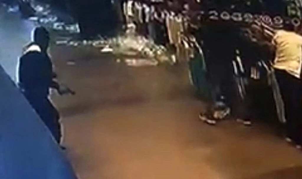Eminönü yeraltı çarşısı savaş alanına döndü: 7 kişinin yaralandığı çatışma anı kameraya yansıdı