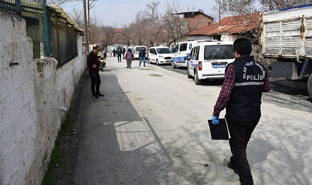 Emlakçıda alacak verecek kavgası: 1 yaralı
