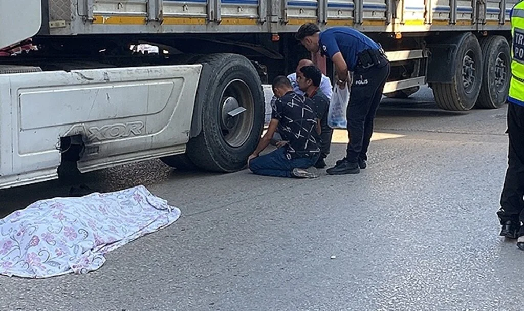 En acı kaza...Tır altında kalan babalarını görünce yıkıldılar