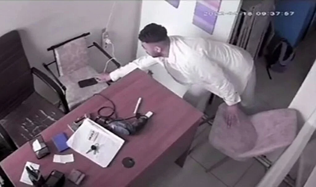 Esenyurt'ta cep telefonu hırsızlığı kamerada