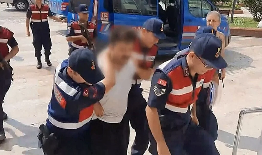 Eşini bıçakla öldürdüğü suçlamasıyla yakalanan şüpheli tutuklandı