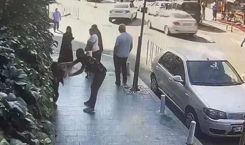 Eşini sokak ortasında tekme tokat dövdü! Dehşet anları kamerada