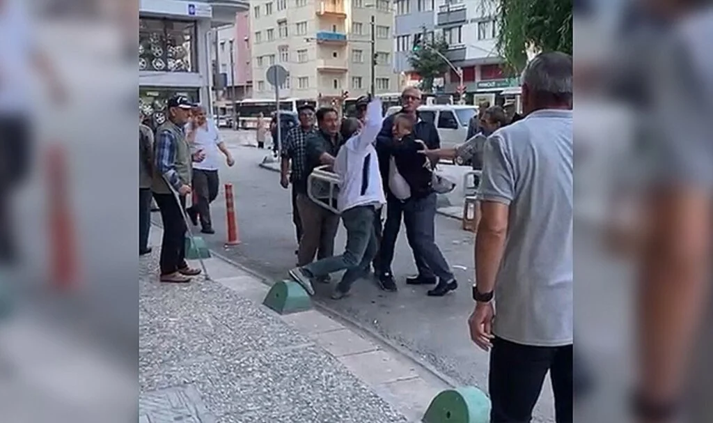 Eskişehir’de sokak ortasında yaşanan kavga anları cep telefonu kamerasında