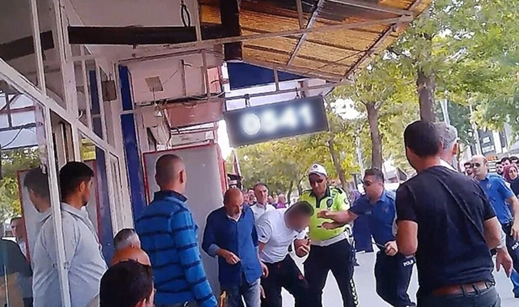 Etrafa saldıran alkollü şahıs orantılı güç kullanılarak gözaltına alındı