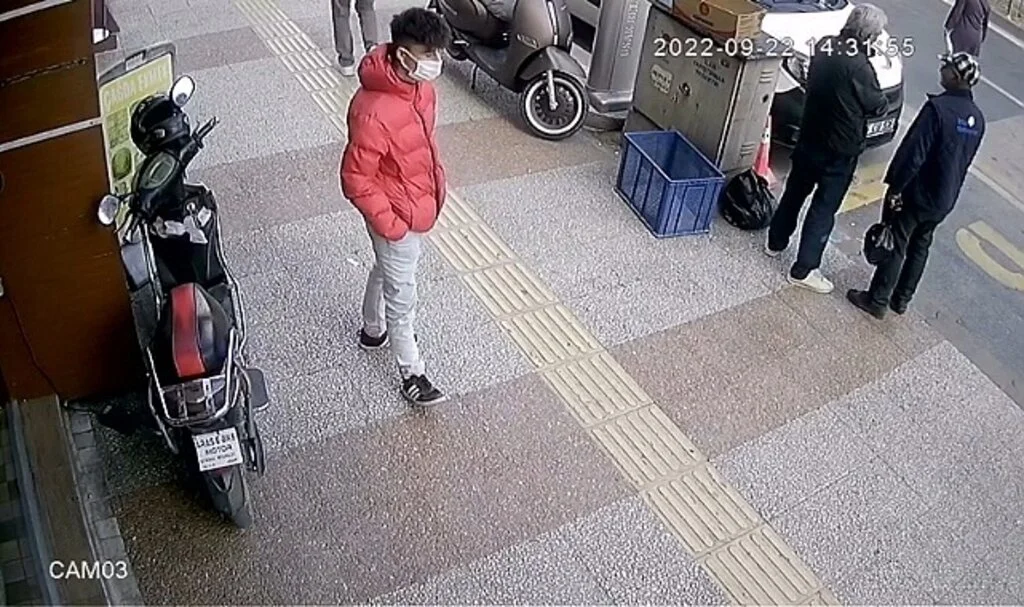 Etrafı gözleyen hırsız, riski ölçtükten sonra elektrikli bisikleti çaldı