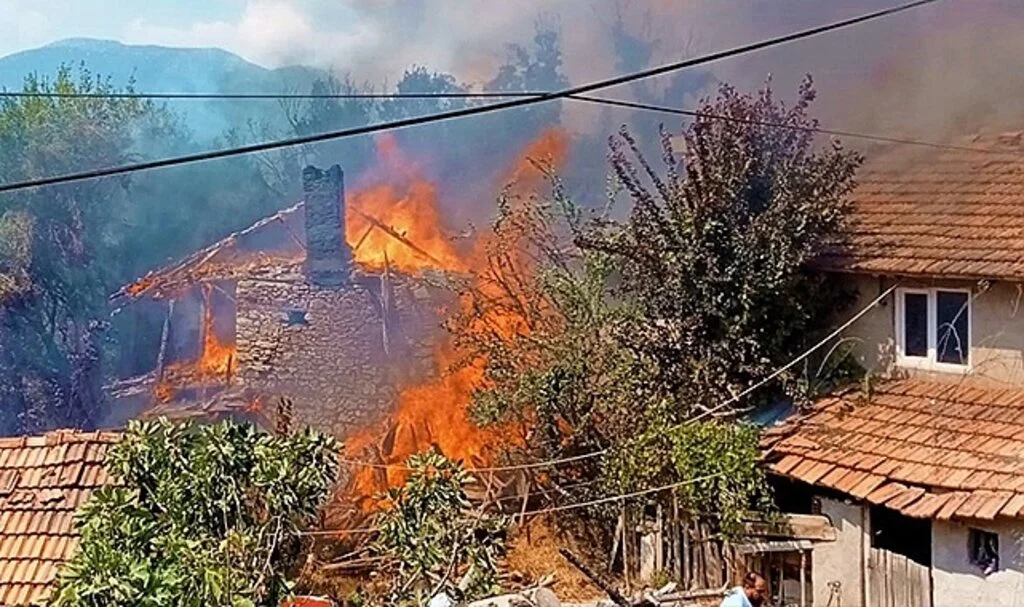 Ev ve ahırın kül olduğu yangında 22 küçükbaş hayvan telef oldu