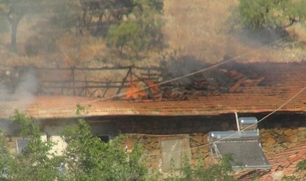 Ev yangını bitişik evlere sıçramadan söndürüldü