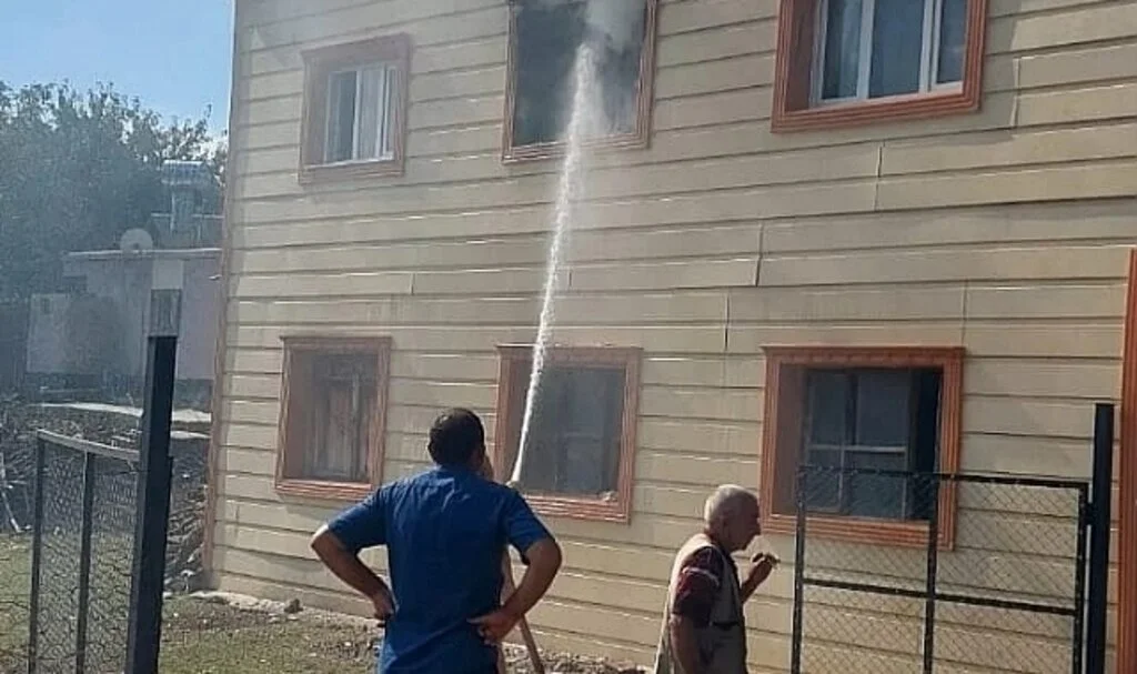 Ev yangını büyümeden söndürüldü