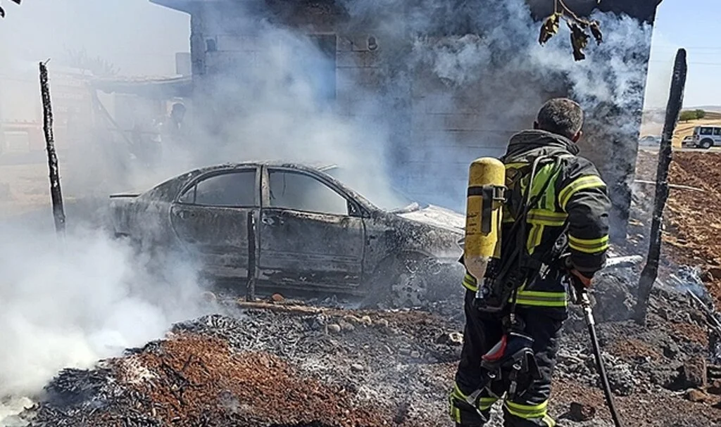 Evde çıkan yangın park halindeki otomobile sıçradı