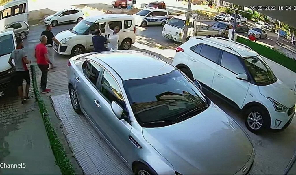 Evden çıkartılan kiracı, ev sahibinin avukatını bıçaklamaya çalıştı
