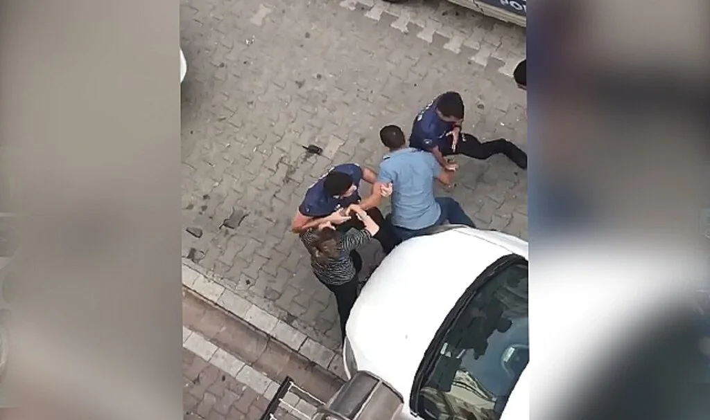 Evi su sızdırdı diye önce komşusuna, sonra polise saldırdı