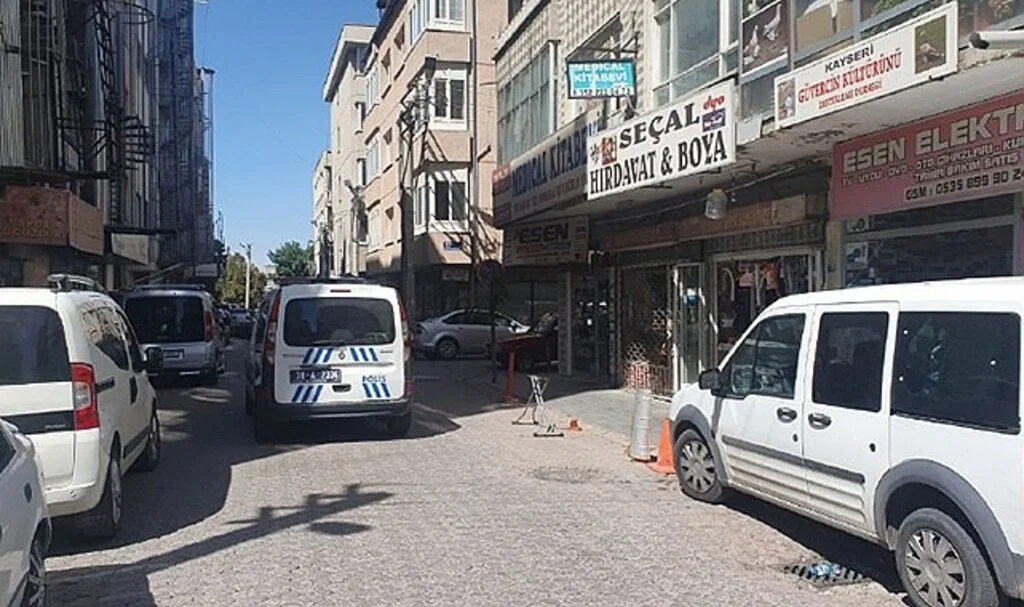 Evinde asılı halde bulundu