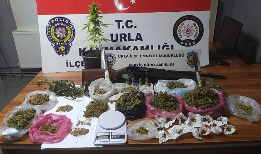 Evinde uyuşturucu yaparken yakalandı