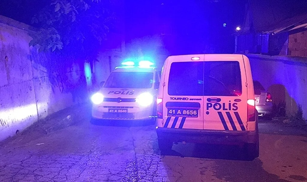 Evini yakmak istedi, içeriden güçlükle çıkarıldı