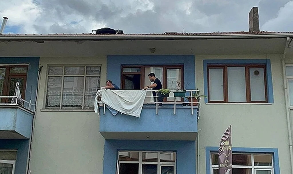 Evinin balkonunda ölü bulundu