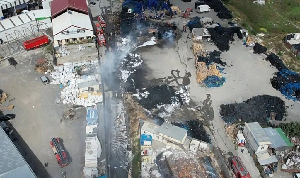 Eyüpsultan'da plastik kasa üretilen tesiste korkutan yangın