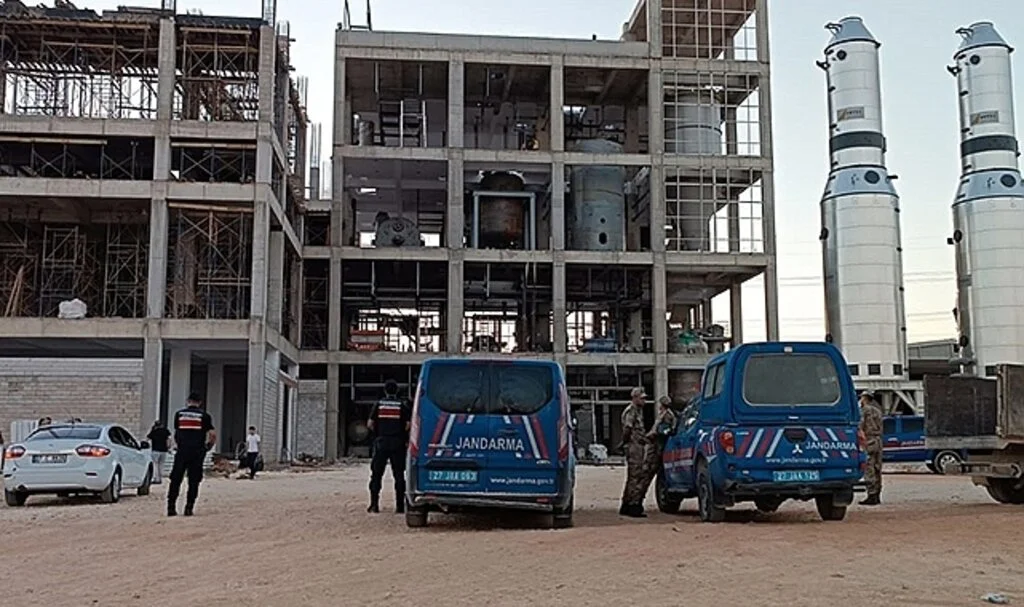 Fabrika inşaatında metal platform çöktü: 1 ölü, 4 yaralı