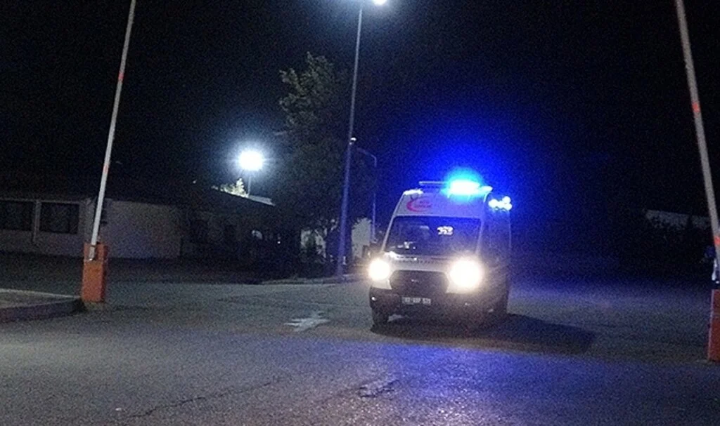 Fabrikada çıkan yangında 3 işçi dumandan zehirlendi
