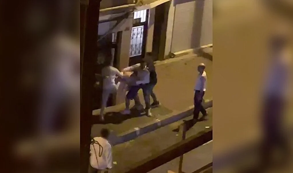 Fatih’te 3 kişinin 1 kişiyi öldüresiye dövdüğü anlar kamerada