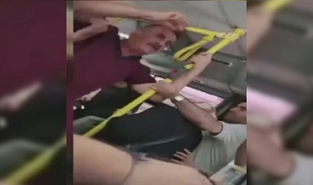 Fatih'te İETT otobüsünde dehşet: Yanlışlıkla ayağına basan yolcuya bıçakla saldırdı
