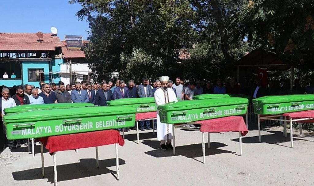 Feci kazada ölen 6 kişilik aile defnedildi