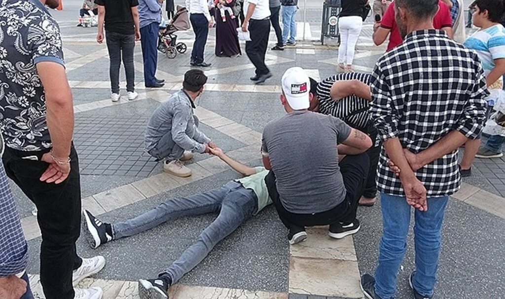 Fenalaşarak yere yığılan genç ekipleri harekete geçirdi