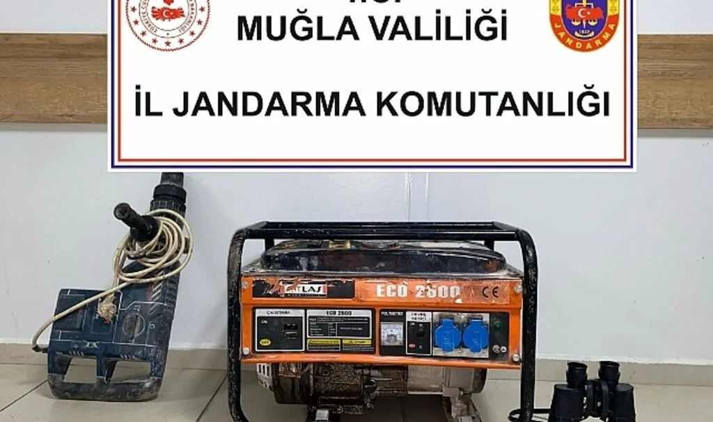 Fethiye’de define ararken, Jandarmaya yakalandılar