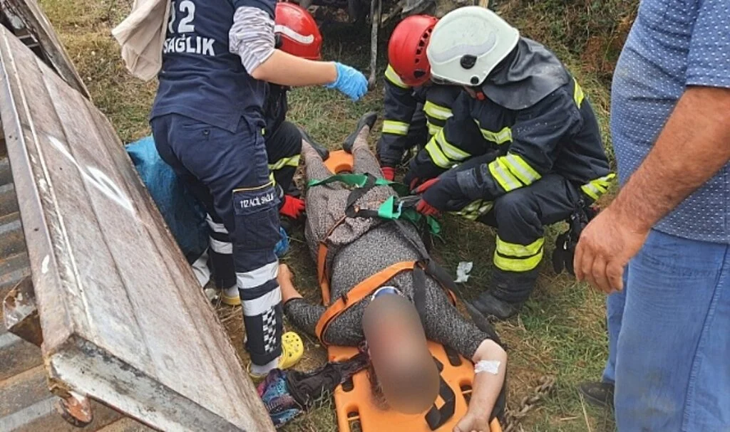 Fındıktan eve dönen ailenin içerisinde bulunduğu traktör devrildi: 1 ölü, 4 yaralı