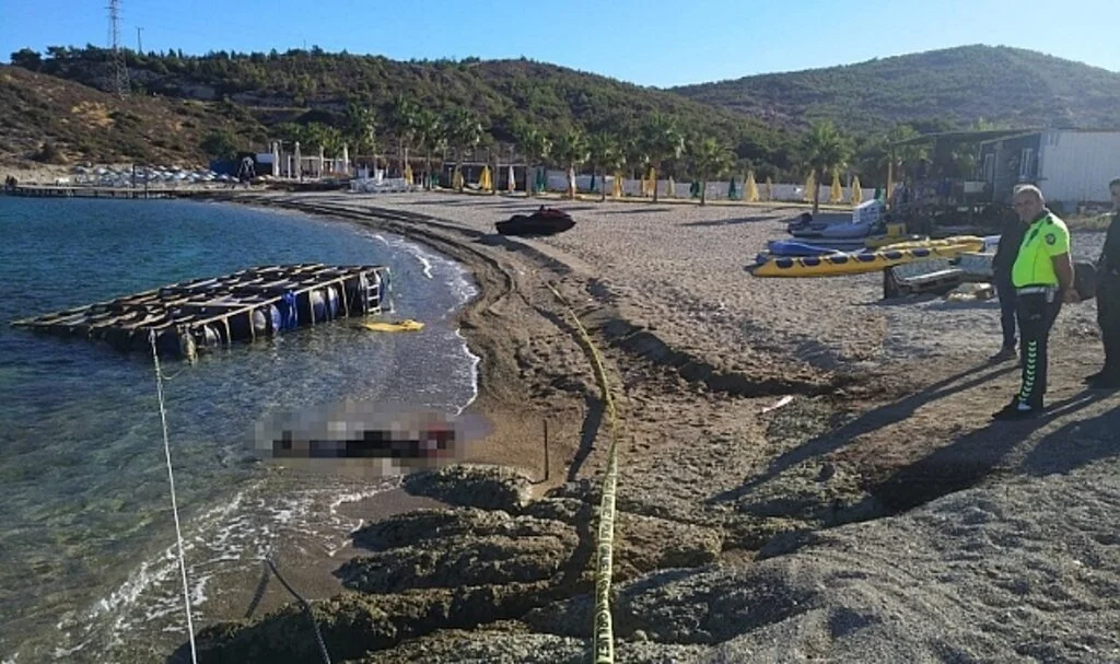 Foça'da sahile ceset vurdu