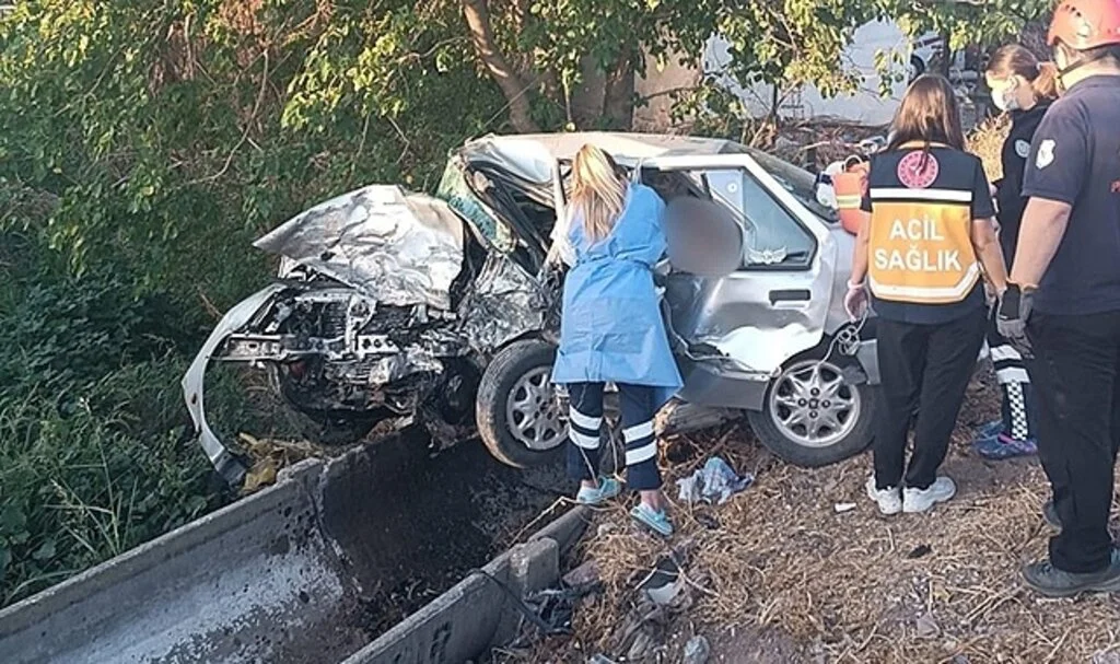 Foça’da trafik kazası: 1 ölü, 1 yaralı