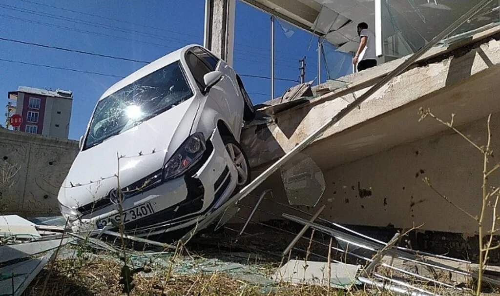 Fren yerine gaza bastı, önce dükkana girdi, sonra bahçeye düştü