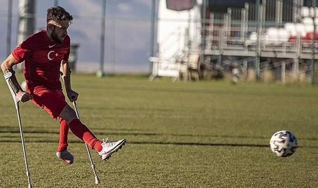 Futbol sevdasıyla engelini aştı şimdi milli takımın gol yükünü omuzluyor