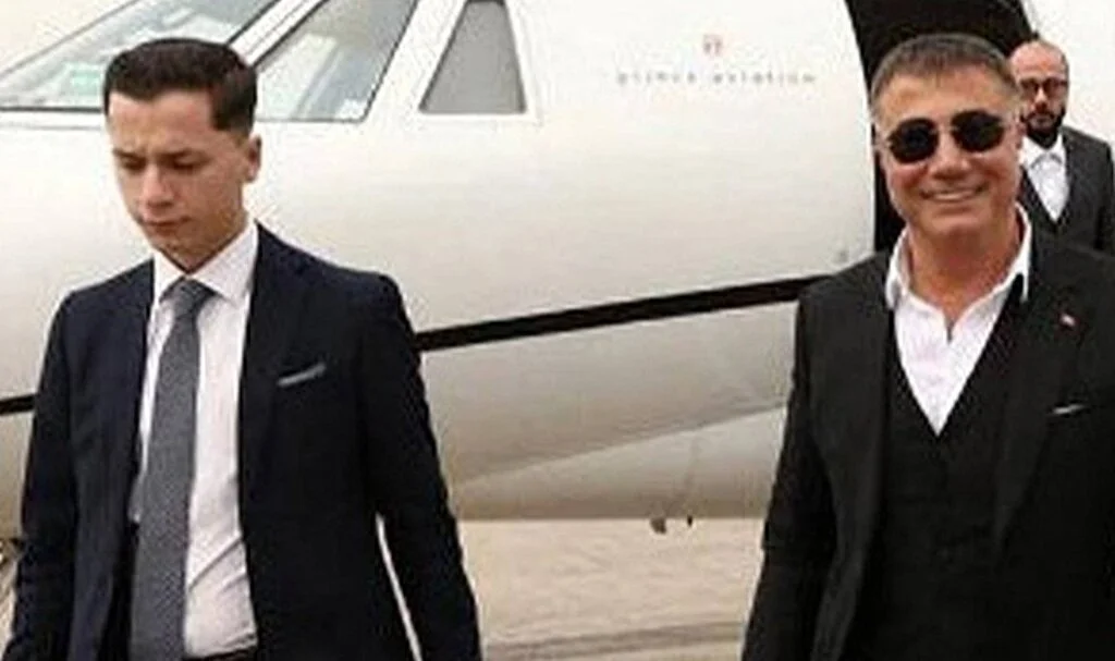 Gazeteci Erk Acarer: Sedat Peker’in basın danışmanı olarak bilinen Emre Olur İstanbul uçağından indirildi, Arnavutluk’ta havalimanı nezaretinde