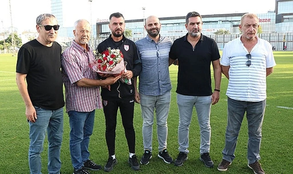 Gazeteciler çiçek verdi