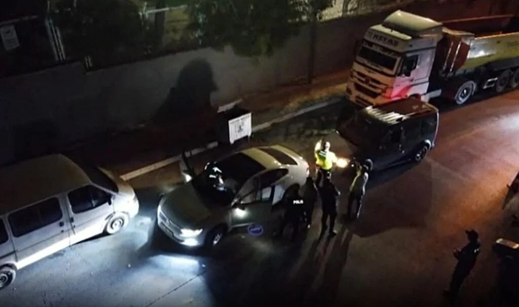 Gaziantep’te araçlar didik didik arandı, sürücüler sorgulandı