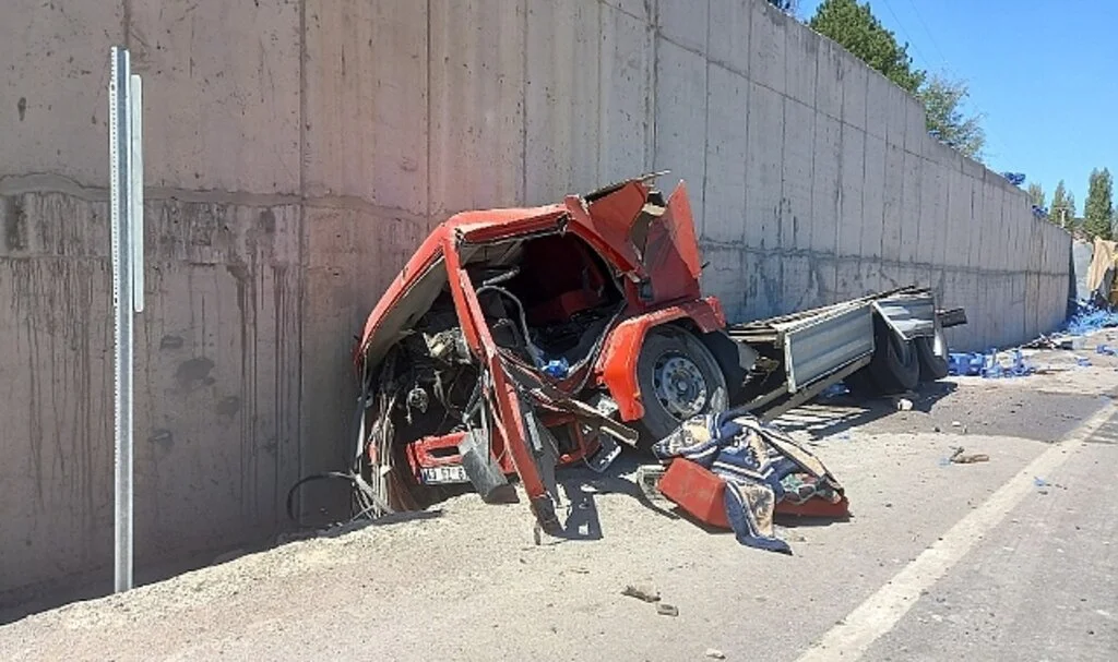 Gediz’de 3 aracın karıştığı trafik kazasında 2 kişi yaralandı