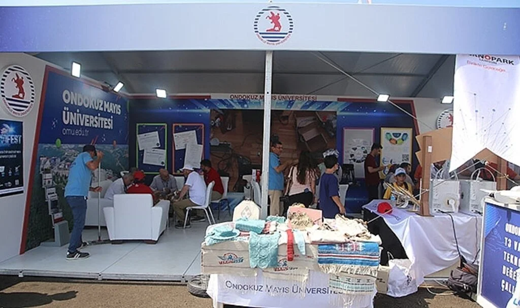 Geleneksel yöntemlerle kenevirden örülen giysiler TEKNOFEST'te sergileniyor