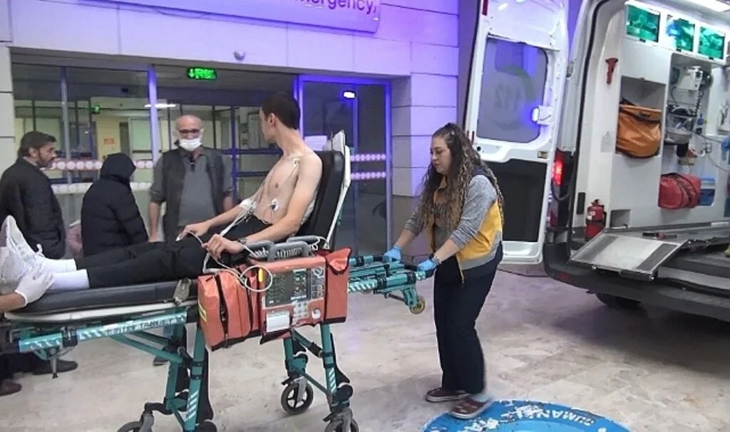 Gençlerin kavgası kanlı bitti: 3 yaralı