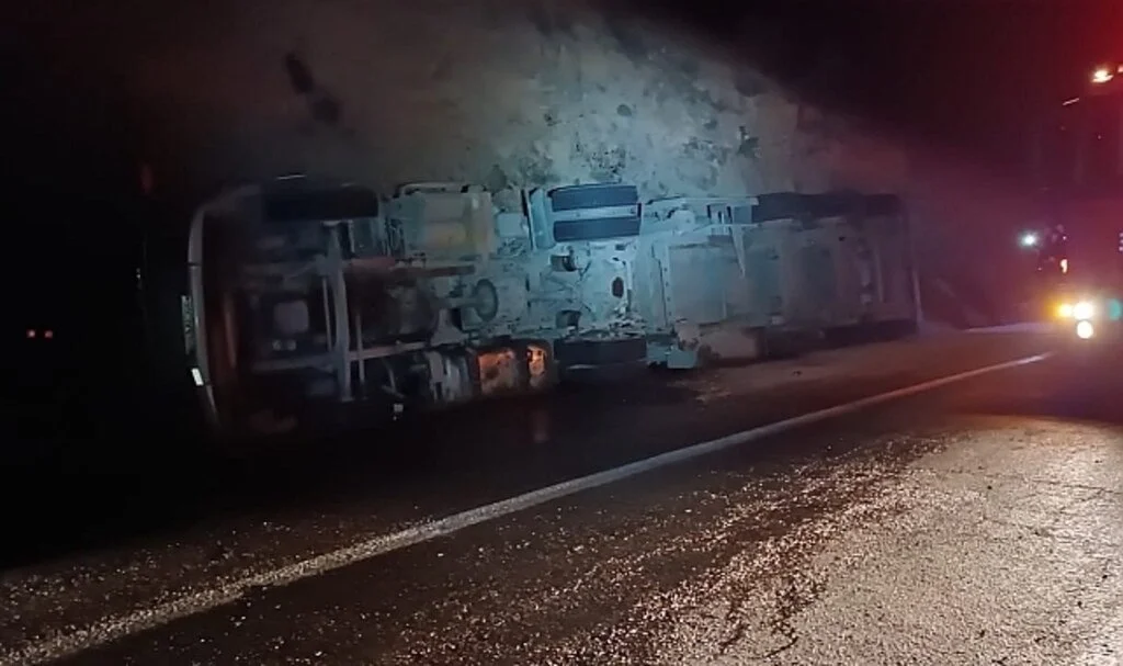 Gercüş’te asfalt yüklü tır devrildi: 2 yaralı