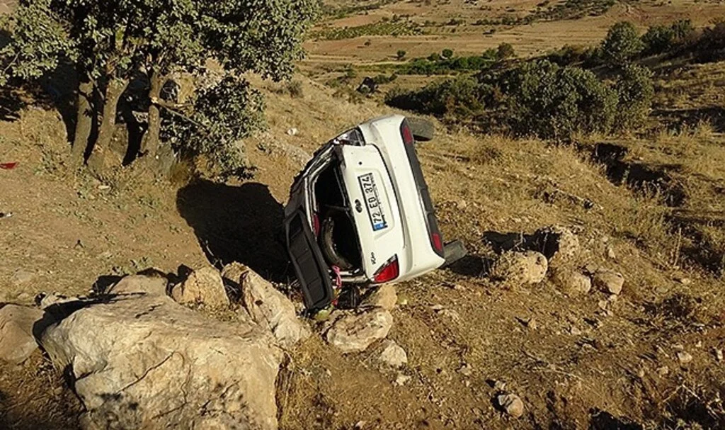 Gercüş’te otomobil uçuruma yuvarlandı: 4 yaralı